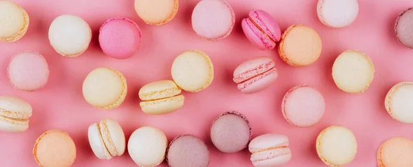 Vue Dessus Macaron Coloré Macaron Sur Fond Rose Focalisation Sélective — Photo