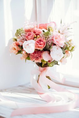 Düğün çiçekleri, Gelin Buketi portre. Dekorasyon yapılmış güller, peonies ve dekoratif bitkiler, yakın çekim, beyaz arka plan