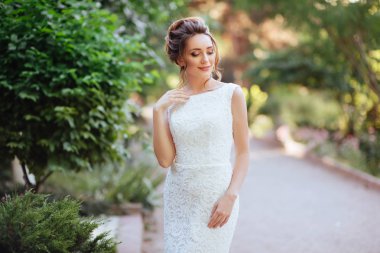 parkta çok güzel bir gelin portresi.