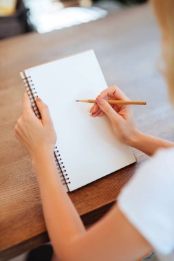 Kadın defter ahşap masa arka plan üzerinde çizim koyun eller