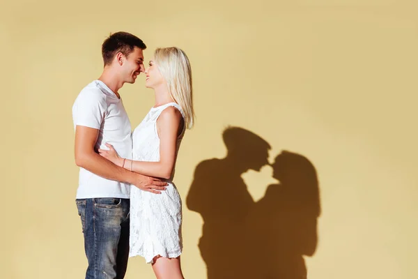 Hermosa Pareja Enamorada Día Soleado Ciudad — Foto de Stock