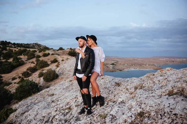 Romántica Historia Amor Verano Una Puesta Sol Las Montañas Joven —  Fotos de Stock