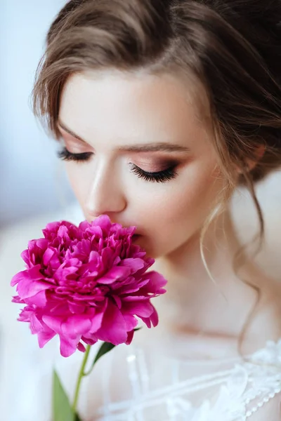 Mooi Model Meisje Met Bloemen Pioen Buurt Van Het Gezicht — Stockfoto