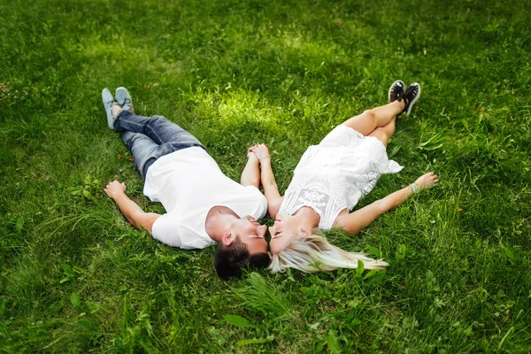Güzel Güzel Çift Yeşil Çimenlerin Üzerinde Oturan Aşık Parkta Romantik — Stok fotoğraf