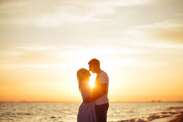 Jovem Casal Feliz Praia Nas Luzes Pôr Sol — Fotografia de Stock