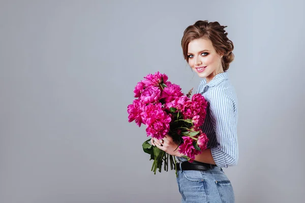 Hermosa Modelo Moda Con Flores Look Primavera — Foto de Stock