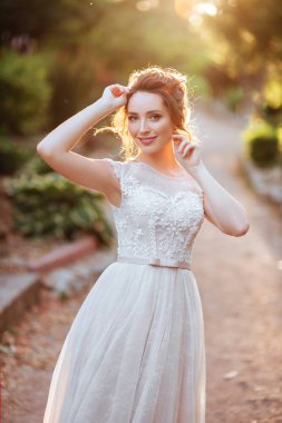 parkta çok güzel bir gelin portresi.