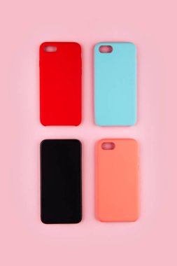 Beyaz bir arka plan Akıllı telefon için renkli silikon kümesini kapsayan