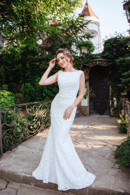 parkta çok güzel bir gelin portresi.