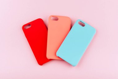 Renkli arka plan üzerinde akıllı telefon için renkli silikon kümesini kapsayan