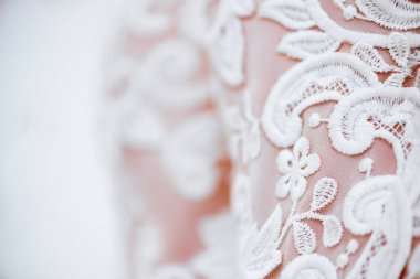 Geçmişi, dokusu, işlemeli dantel. Gelinliğin ince ayrıntıları. İnce dantel