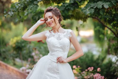 parkta çok güzel bir gelin portresi.