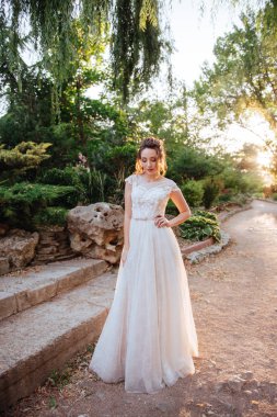 parkta çok güzel bir gelin portresi.