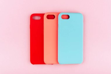 Renkli arka plan üzerinde akıllı telefon için renkli silikon kümesini kapsayan