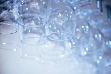 Şık açık mavi renkli. Bokeh ile bulanık gözlük