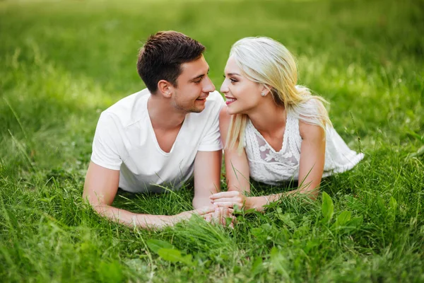 Krásný Krásný Pár Lásce Sedící Zelené Trávě Romantický Milostný Příběh — Stock fotografie