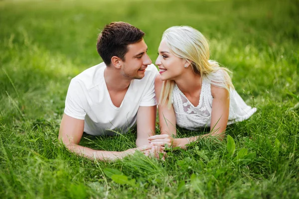 Hermosa Pareja Enamorada Sentada Sobre Hierba Verde Historia Amor Romántica — Foto de Stock