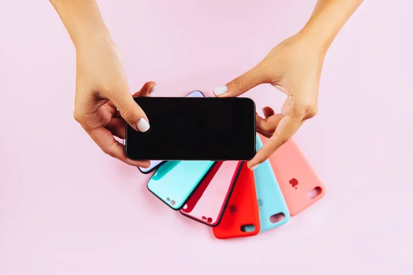 Mujer Mano Sosteniendo Teléfono Inteligente Sobre Fondo Rosa — Foto de Stock