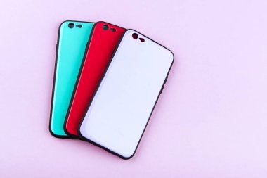 Renkli arka plan üzerinde akıllı telefon için renkli silikon kümesini kapsayan