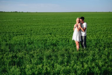 Güzel güzel çift alanında. Parkta romantik aşk hikayesi. Genç kız ve erkek aşık.