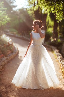 parkta çok güzel bir gelin portresi.