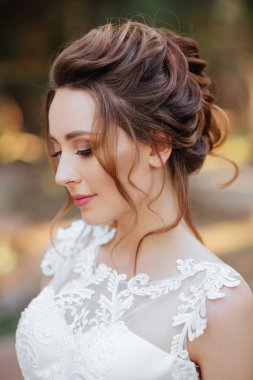 parkta çok güzel bir gelin portresi.