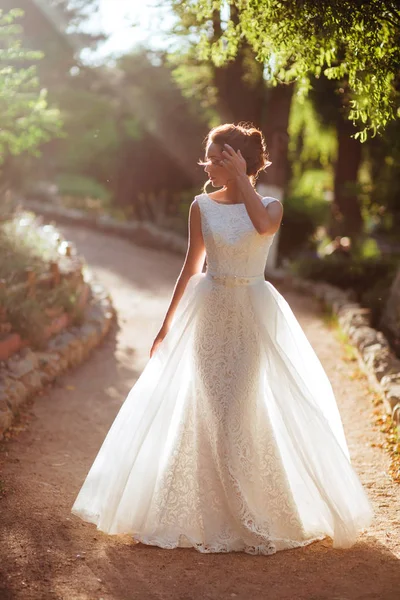 parkta çok güzel bir gelin portresi.