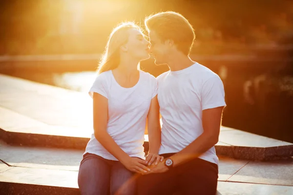 Pareja Enamorada Disfrutando Momentos Atardecer Aire Libre —  Fotos de Stock