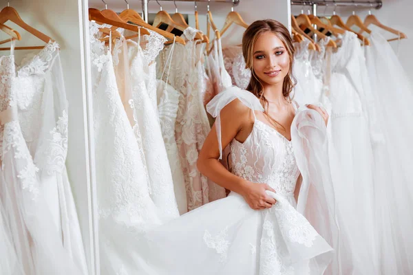 Schöne Braut Probiert Ein Elegantes Hochzeitskleid Modernen Hochzeitssalon — Stockfoto