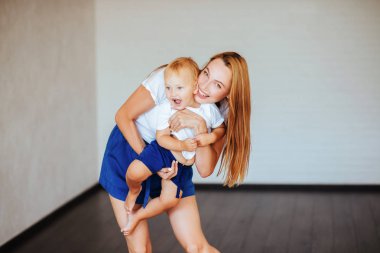 Genç Anne ile küçük oğlu poz. Rahat yaşam tarzı fotoğraf.