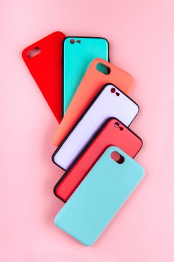 Renkli arka plan üzerinde akıllı telefon için renkli silikon kümesini kapsayan