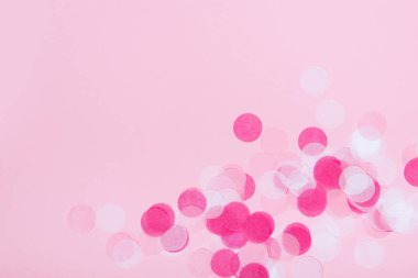 Flatlay ve renkli yuvarlak kağıt konfeti pembe kağıt üzerinde. Üstten görünüm