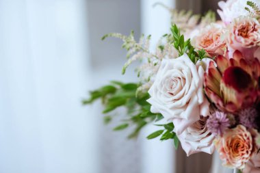 Gül çalılı düğün buketi, arka planda Ranunculus asiaticus