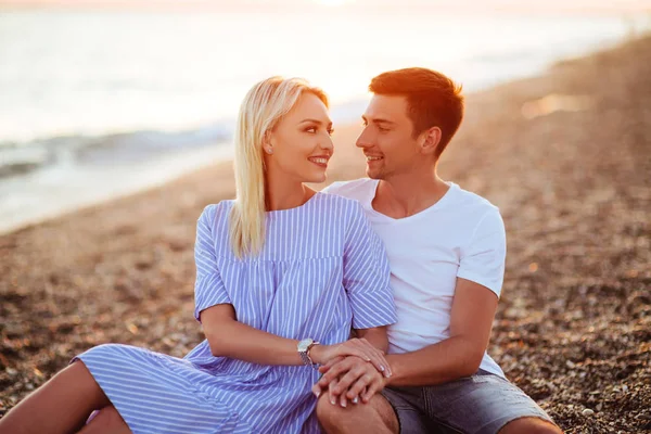 Unga Lyckliga Paret Stranden Ljuset Solnedgången — Stockfoto