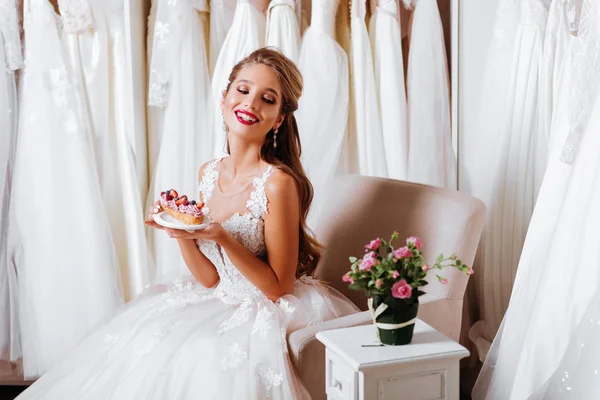 Atraente Jovem Noiva Está Sorrindo Escolher Vestido Noiva Salão Casamento — Fotografia de Stock