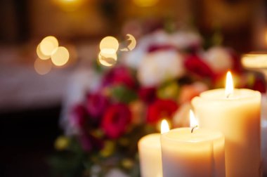 Akşam Yemeği masaya yanan mum bulanık resim