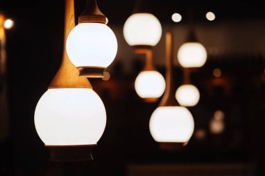 Kafede birçok sarı lamba kadar geceleri kapatın. İç mekanlar