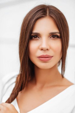 Sonbahar gündelik kıyafeti güzel kız moda sokak stile portresi kapatın. Beyaz elbise. Güzel esmer açık poz.