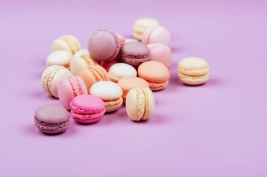 Tatlı pembe bir arka plan üzerinde renkli macarons Fransız.