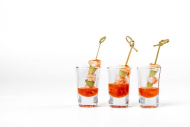 Catering.Glasses karides aperatifler - ziyafet lezzetli yemek ile