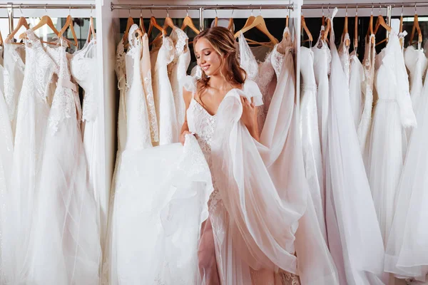 Visão Traseira Uma Jovem Mulher Vestido Noiva Olhando Para Vestidos — Fotografia de Stock