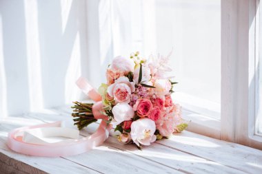 Düğün çiçekleri, Gelin Buketi portre. Dekorasyon yapılmış güller, peonies ve dekoratif bitkiler, yakın çekim, beyaz arka plan