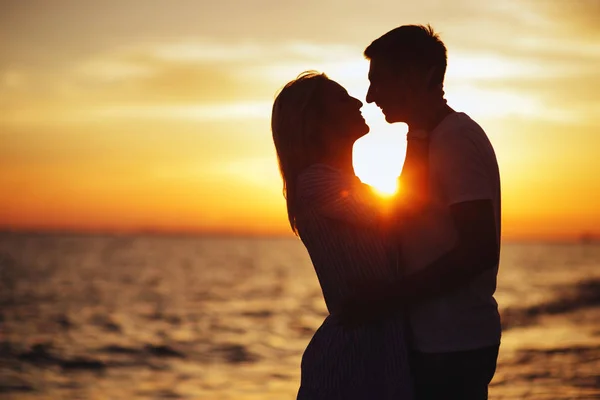 Unga Lyckliga Paret Stranden Ljuset Solnedgången — Stockfoto