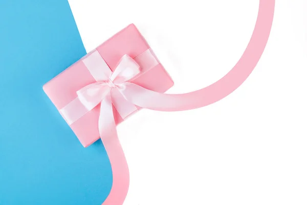 Geschenk Oder Geschenkbox Auf Rosa Tischplatte Ansicht Flach Lag Geburtstag — Stockfoto