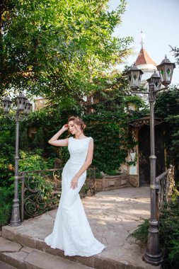 parkta çok güzel bir gelin portresi.