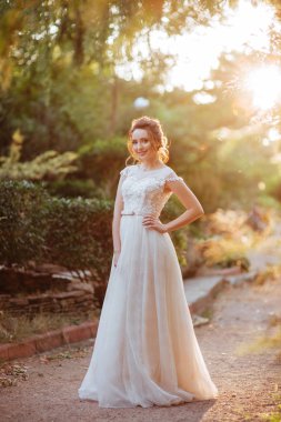 parkta çok güzel bir gelin portresi.