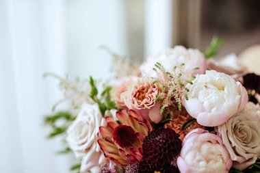 Arkasında gri duvar arka plan üzerinde karışık çiçekli buket bahar