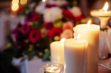 Akşam Yemeği masaya yanan mum bulanık resim