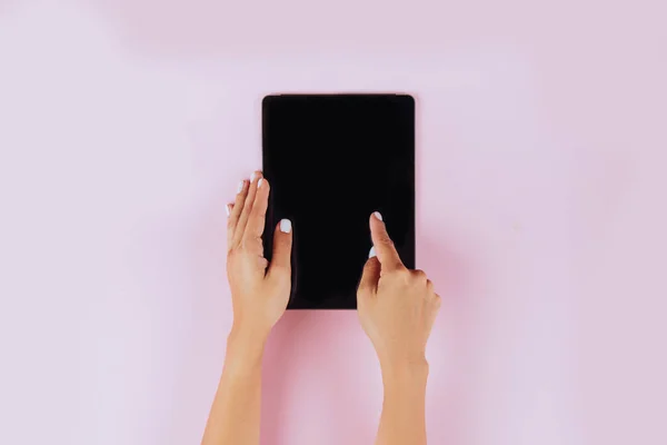 Women Hands Holding Tablet Computer Pink Background — Stock Photo, Image