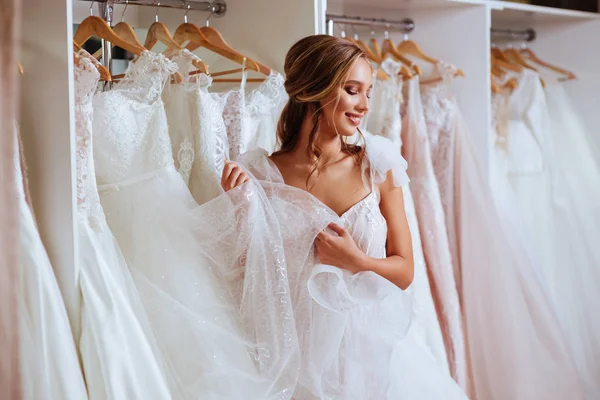 Bela Noiva Está Experimentando Vestido Noiva Elegante Salão Casamento Moderno — Fotografia de Stock